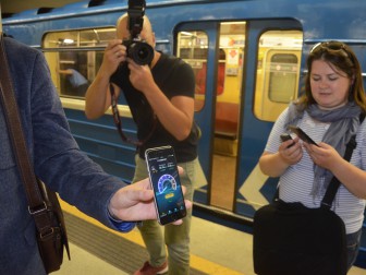 Фоторепортаж: запуск мобильной связи в минском метро
