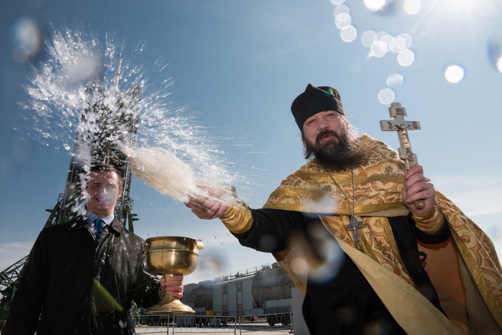 Поп олсвещает серверную