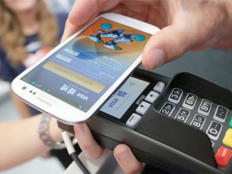 Белорусы теперь могут платить за покупки смартфоном
